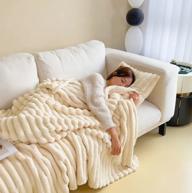 Solid colour double-sided thickening faux rabbit fur blanket in bubble velvet material.
