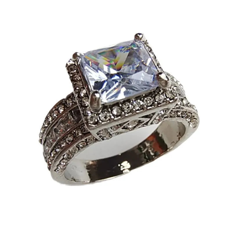 Women's geometric round alloy ring with electroplated gold or white finish