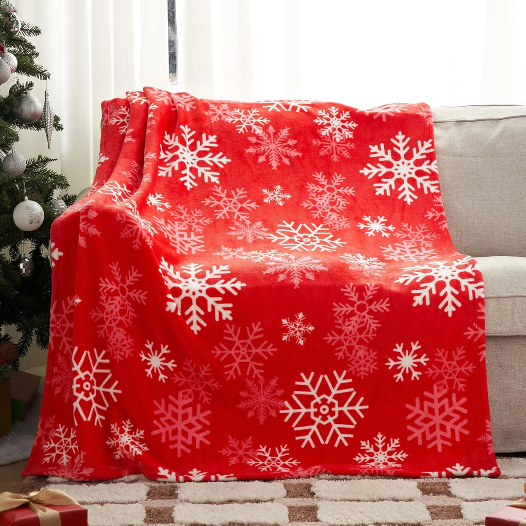 Soft flannel Christmas blanket in plush polyester fibre showing American style pattern and available in multiple sizes like 135x200cm