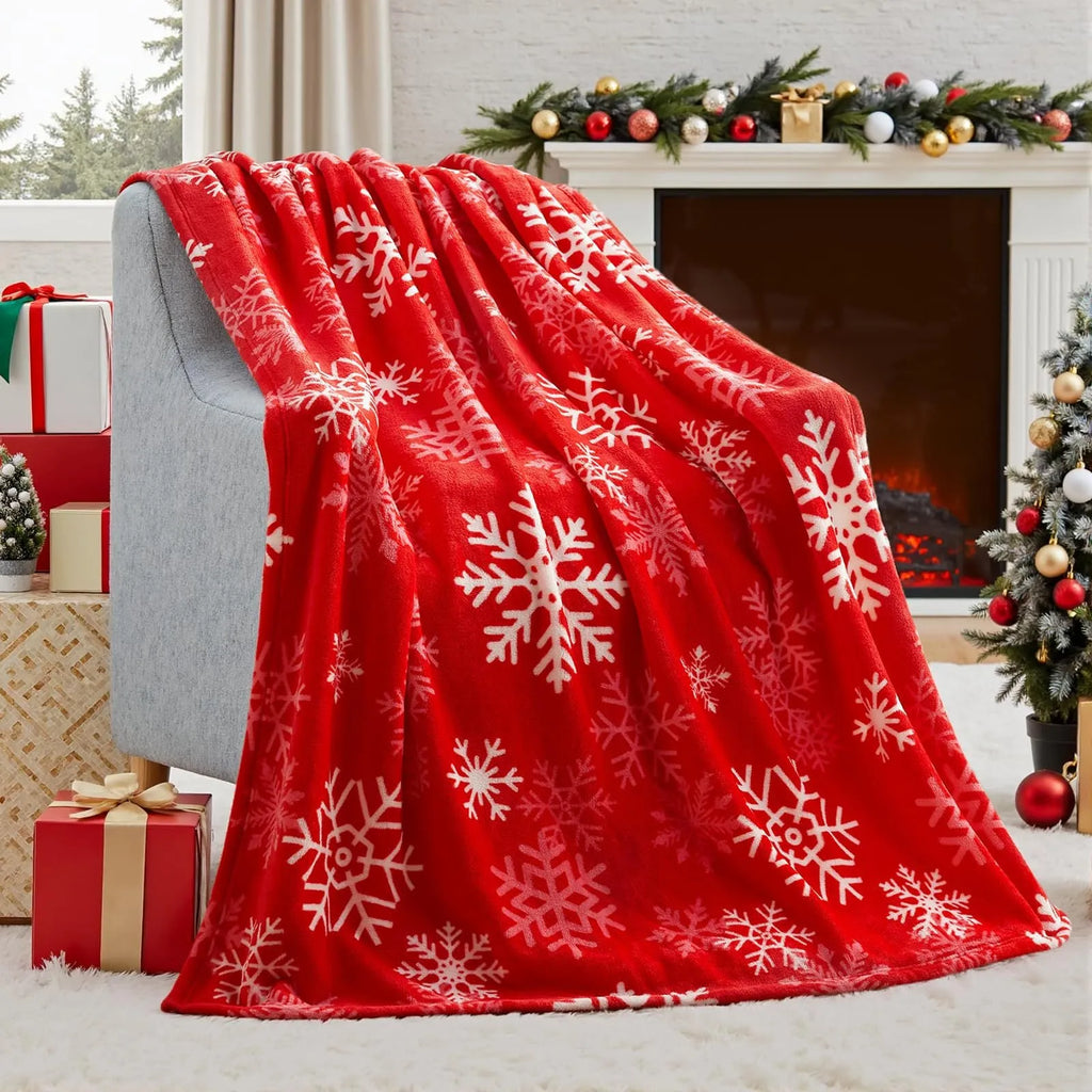 Soft flannel Christmas blanket in plush polyester fibre showing American style pattern and available in multiple sizes like 135x200cm