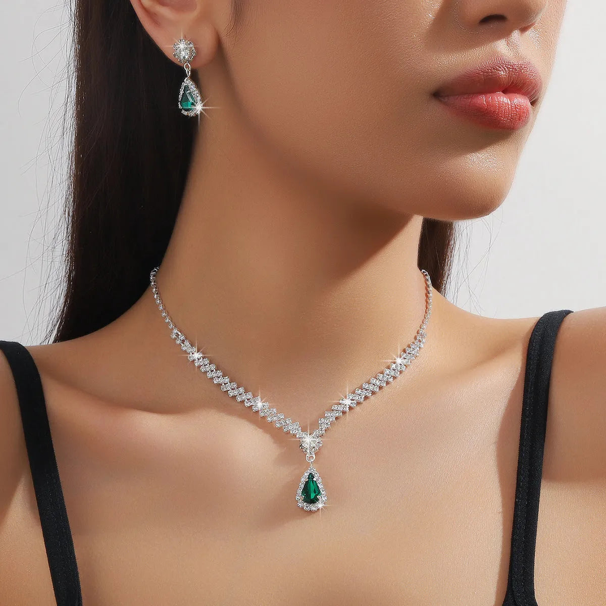 Claw chain rhinestone jewellery set with water drop pendant necklace and matching earrings