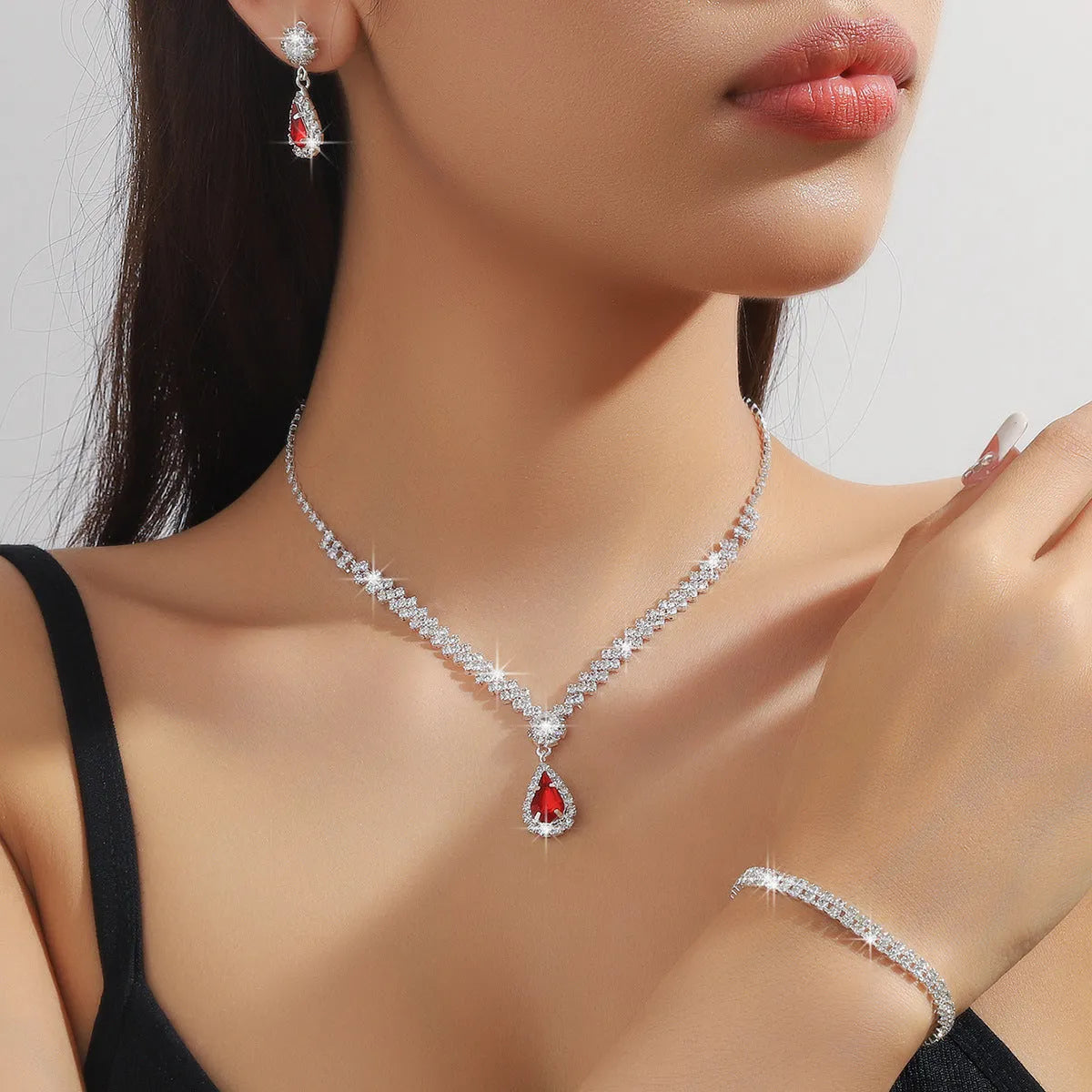 Claw chain rhinestone jewellery set with water drop pendant necklace and matching earrings