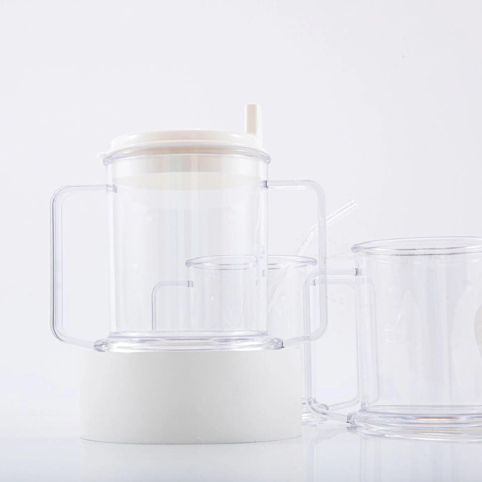 Transparent plastic drinking cup with spill-proof lid, 301-400ml capacity