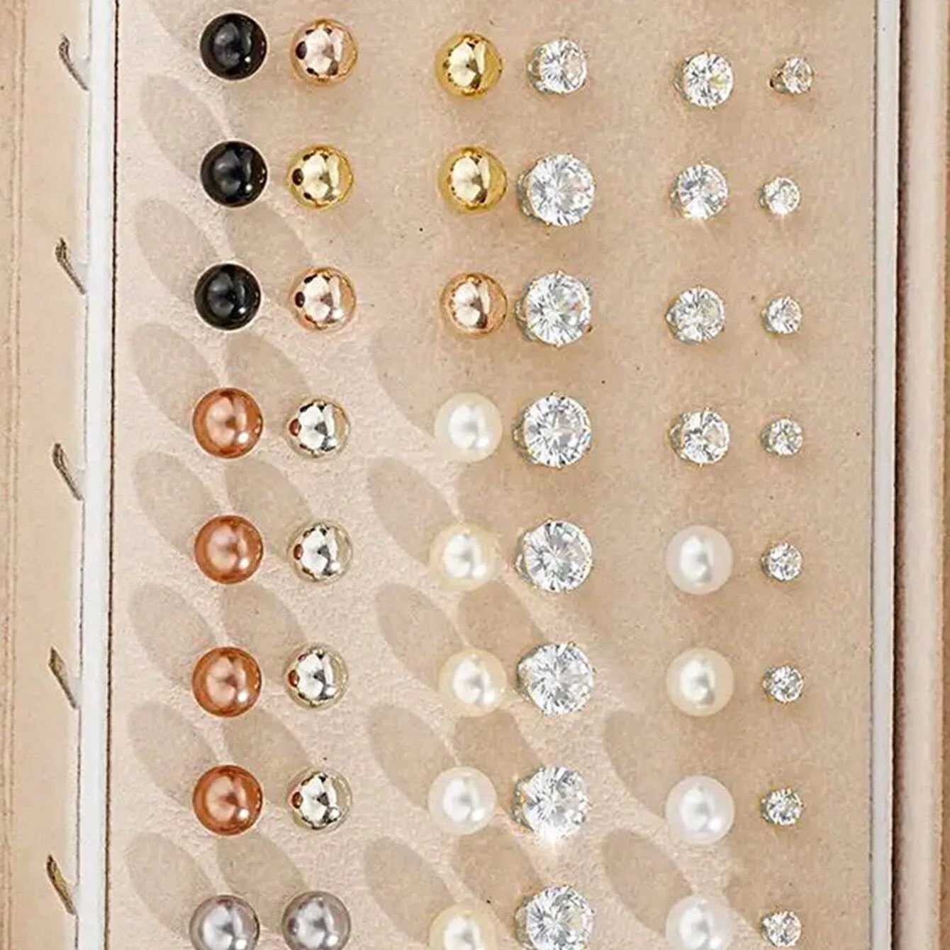 108 geometric alloy earrings in gold and yellow colours with round pearl-like elements