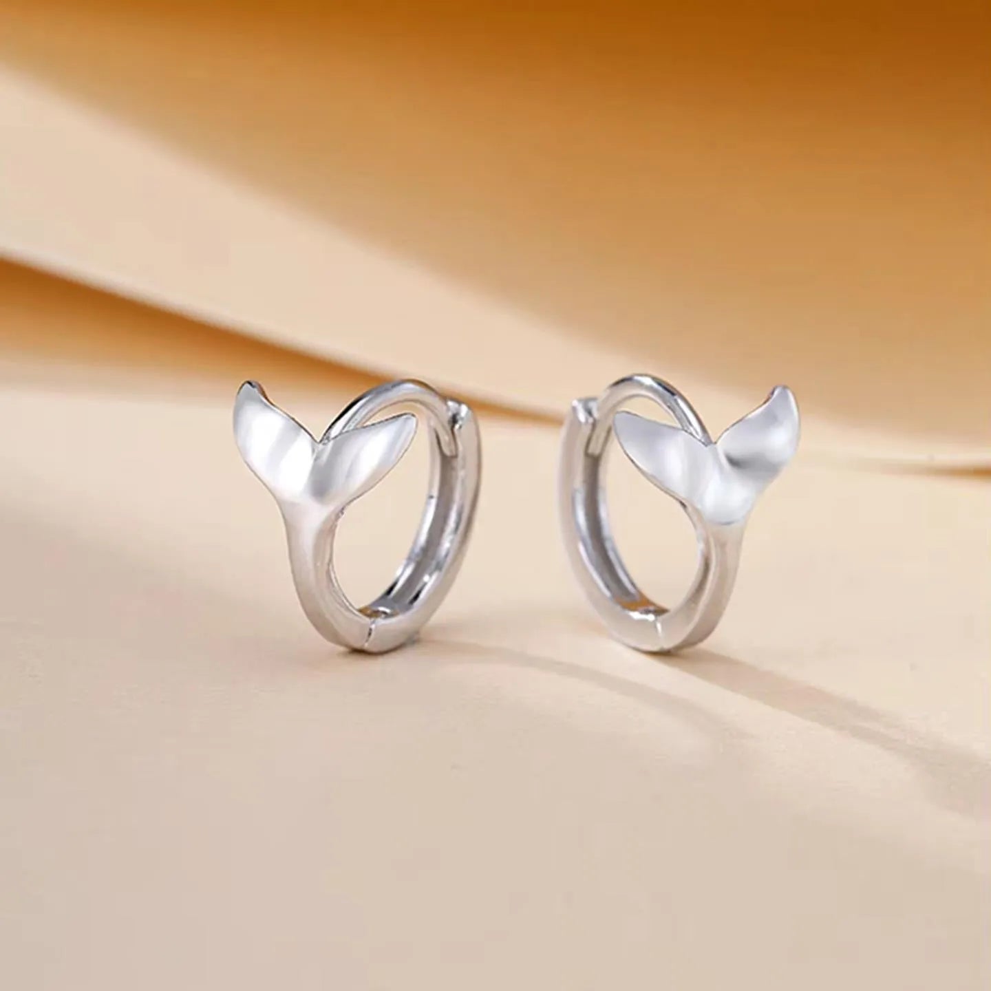 Women's fishtail design earrings in electroplated white gold or yellow gold colour on copper