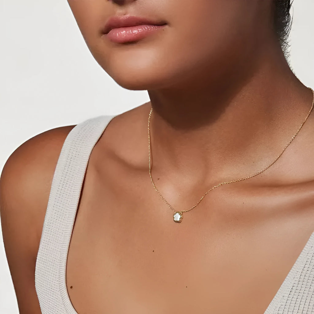 Mother Pearl shell flower necklace with O-chain in silver or gold finish