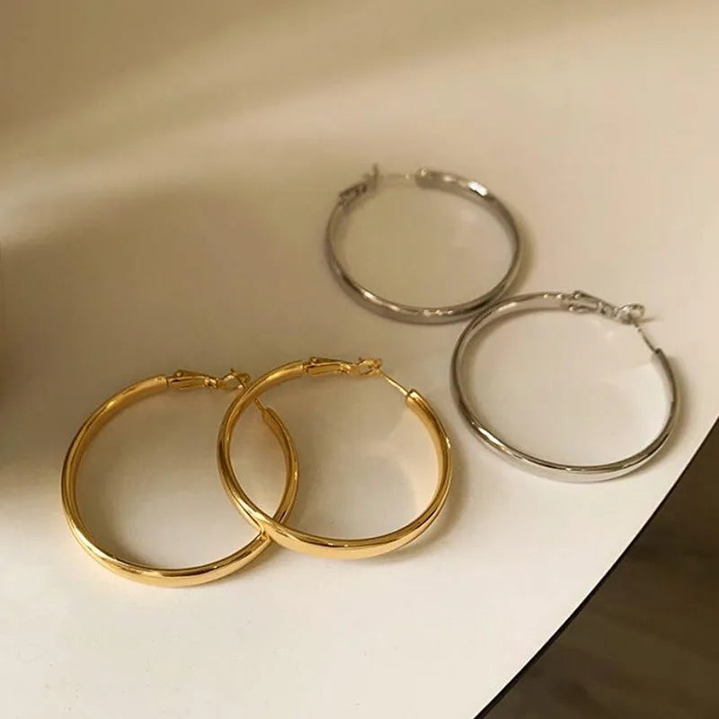 Metal circle hoop earrings in gold or silver colour with 40mm diameter