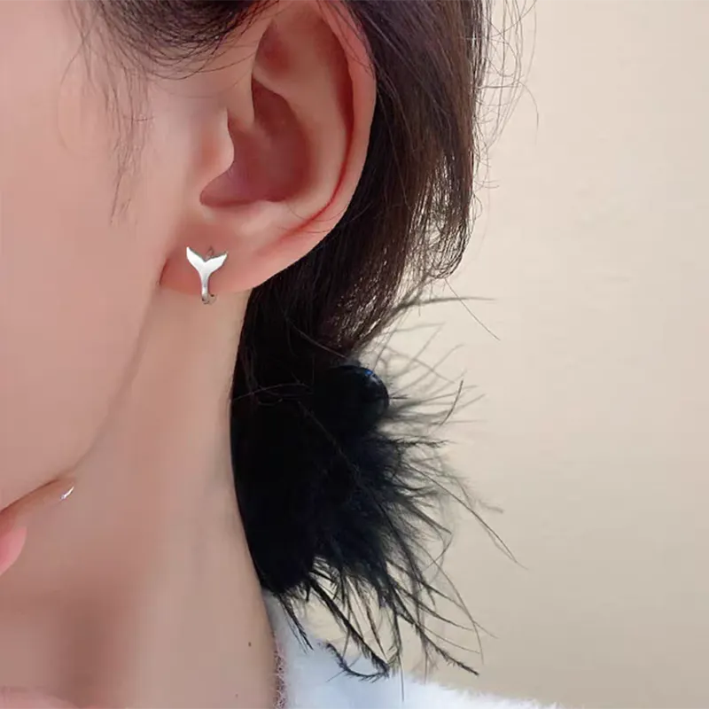 Women's fishtail design earrings in electroplated white gold or yellow gold colour on copper