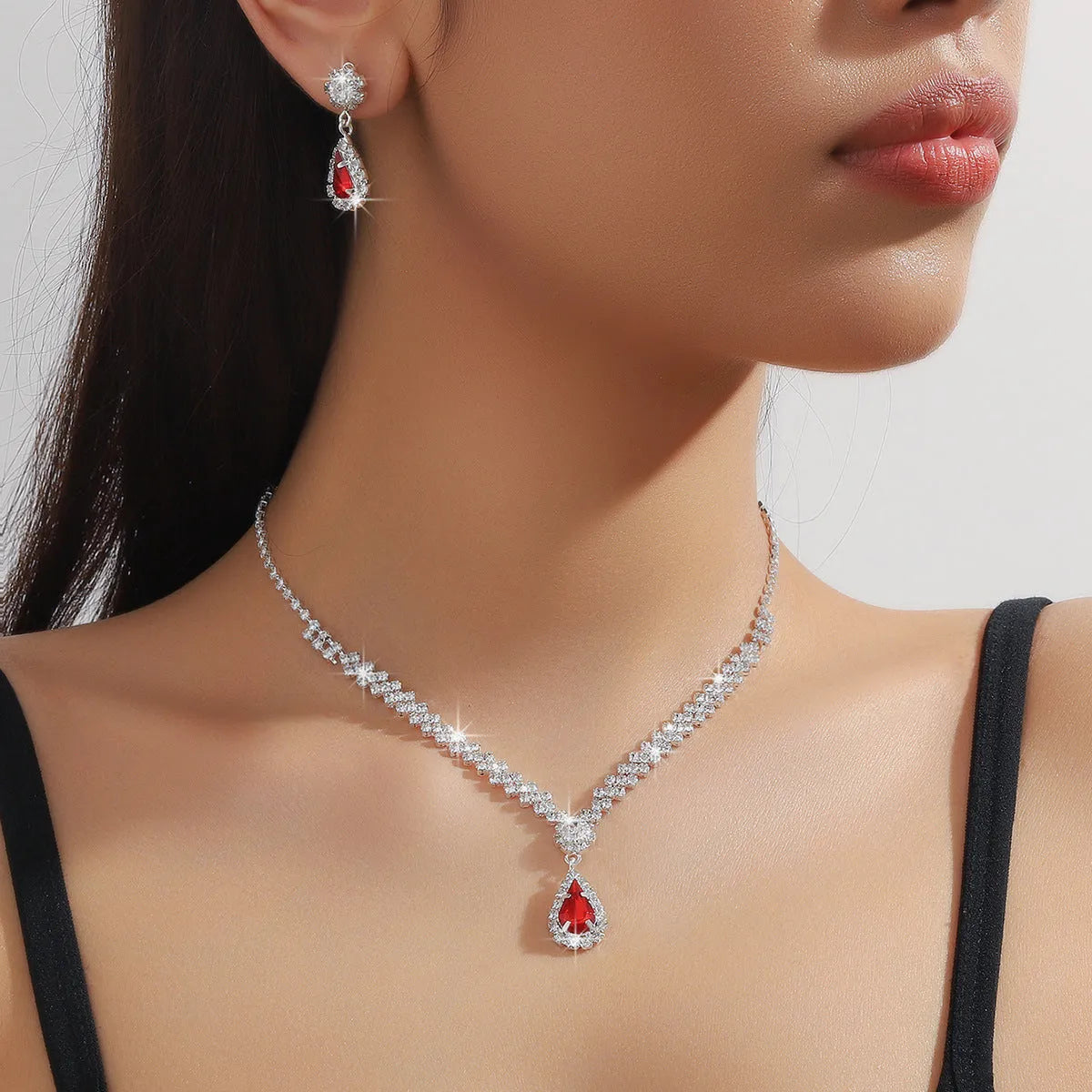 Claw chain rhinestone jewellery set with water drop pendant necklace and matching earrings