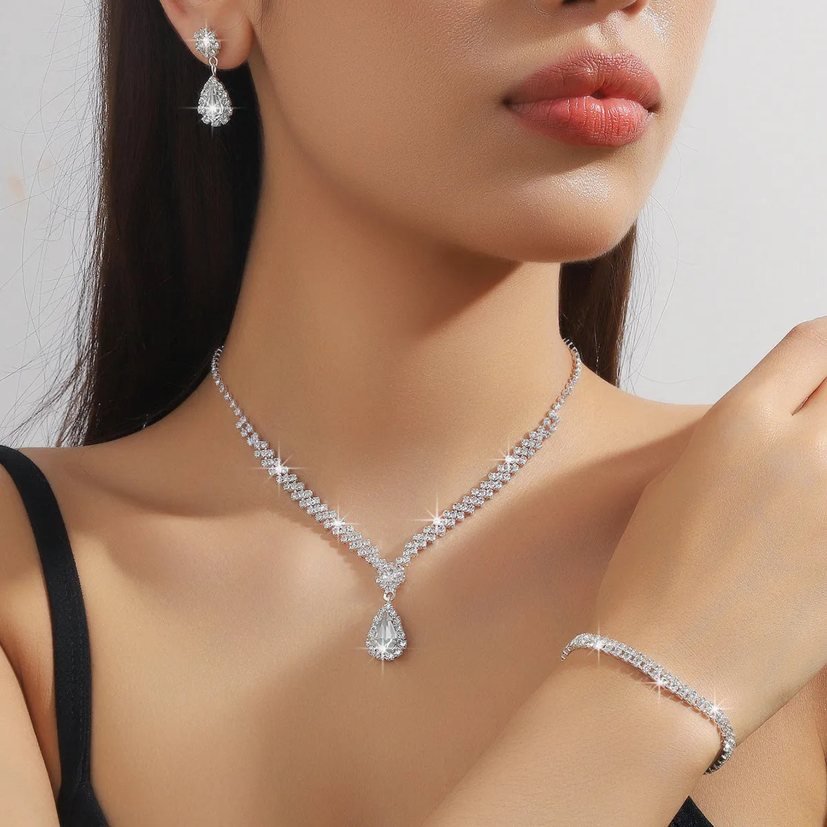 Claw chain rhinestone jewellery set with water drop pendant necklace and matching earrings