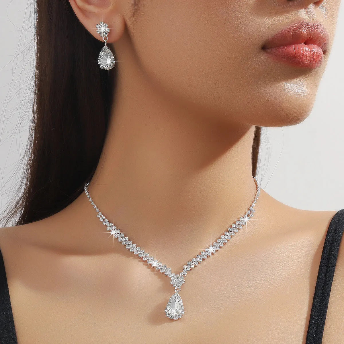 Claw chain rhinestone jewellery set with water drop pendant necklace and matching earrings
