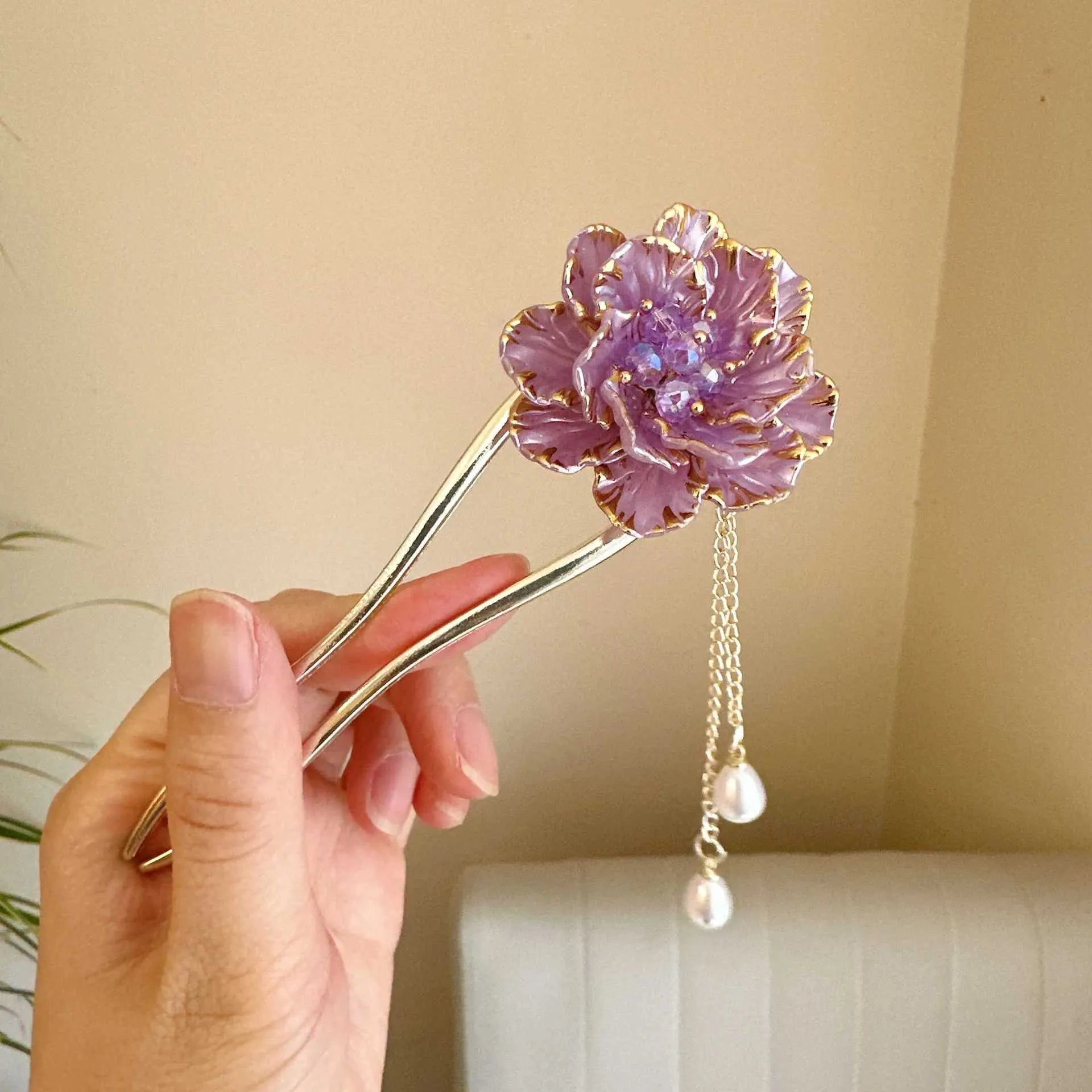Purple and white U-shaped hairpin with peony flower and tassel decoration, electroplated alloy construction