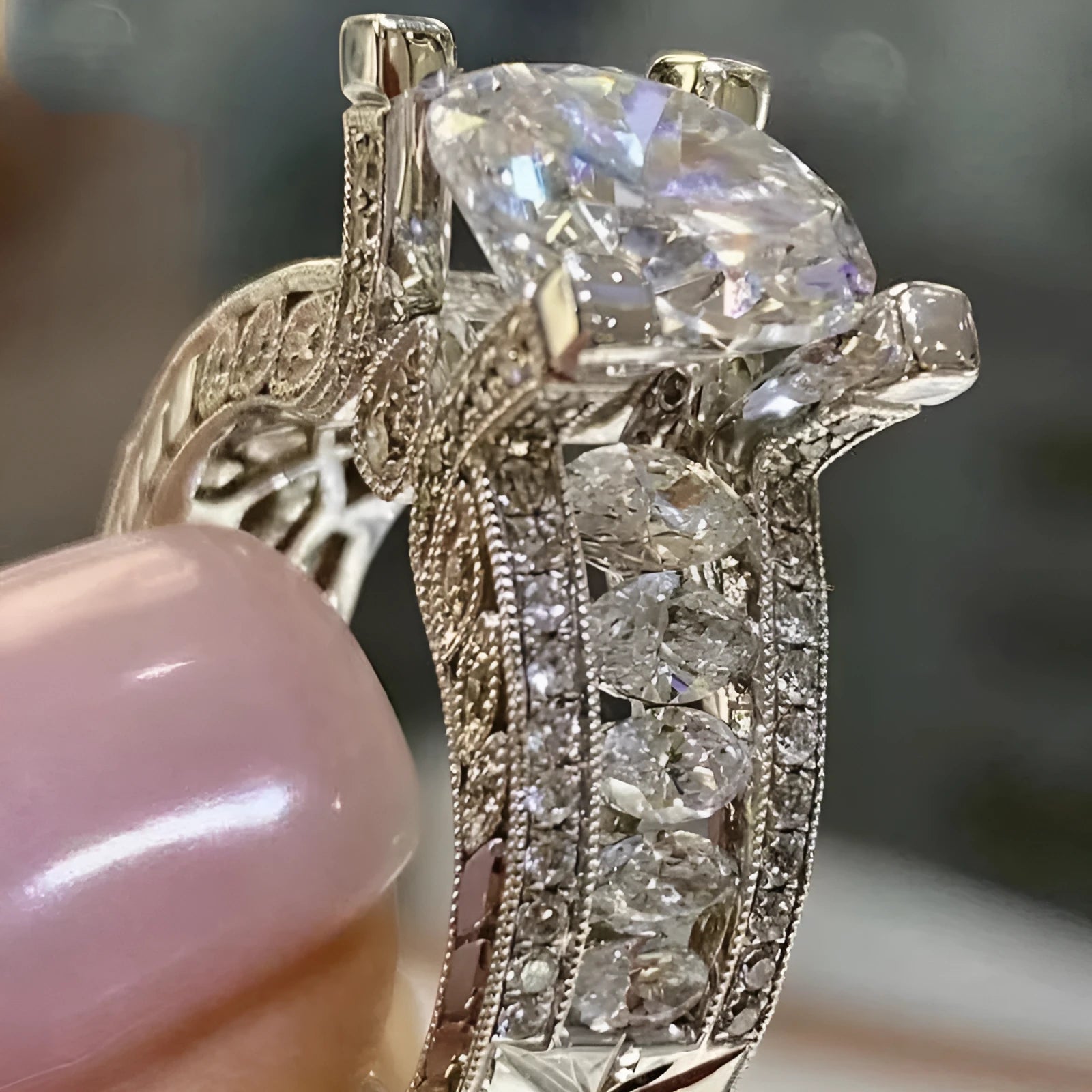 Women's geometric round alloy ring with electroplated gold or white finish