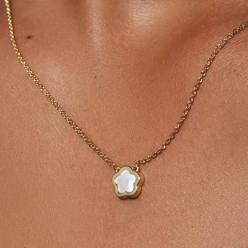 Mother Pearl shell flower necklace with O-chain in silver or gold finish