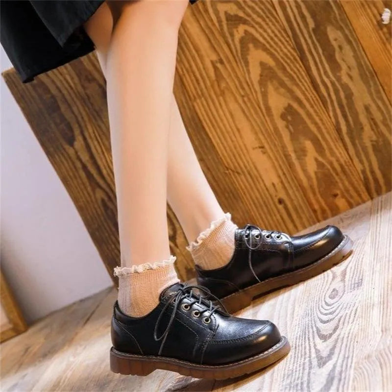 Women's preppy retro Mary Jane shoes in black with low square heel and round toe design