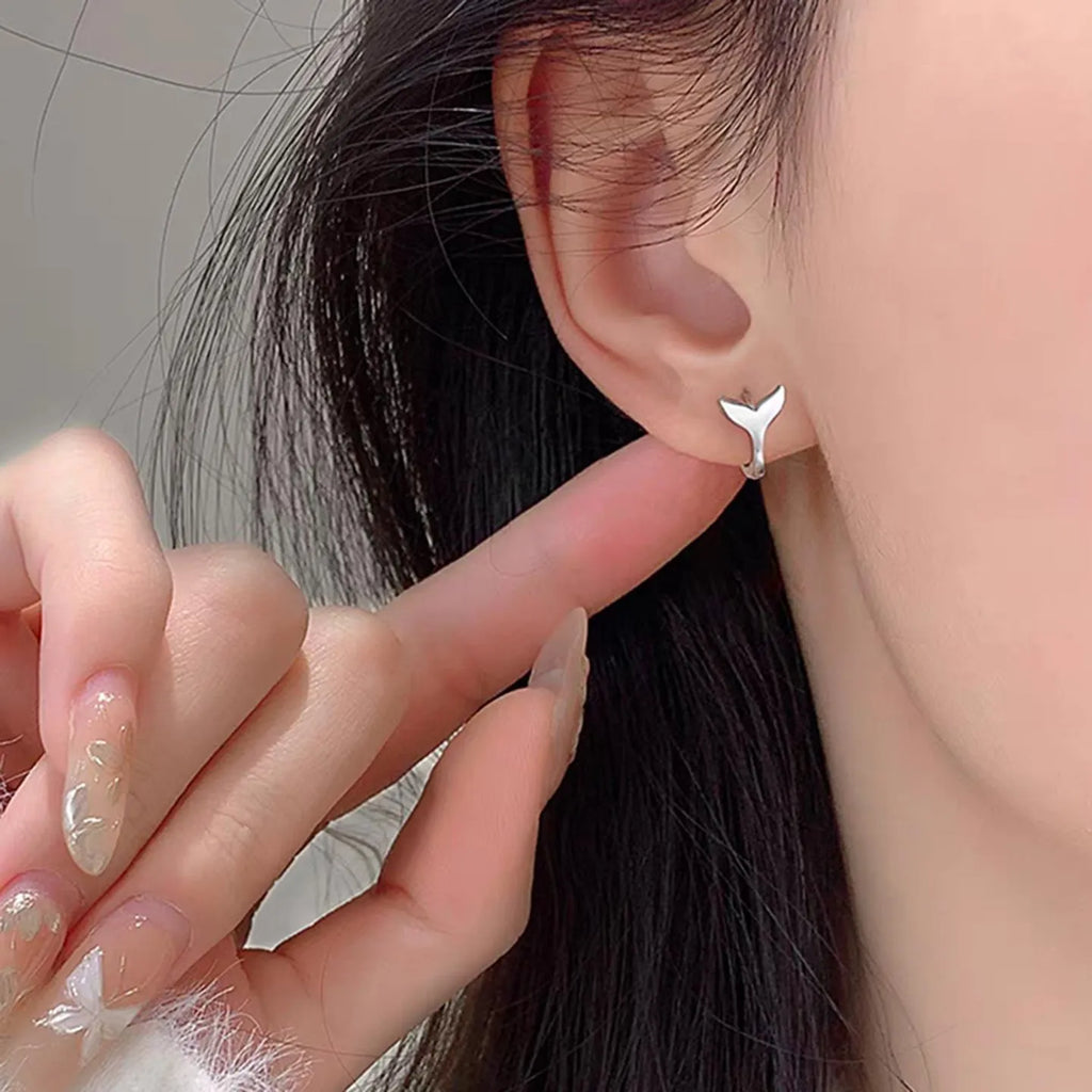 Women's fishtail design earrings in electroplated white gold or yellow gold colour on copper