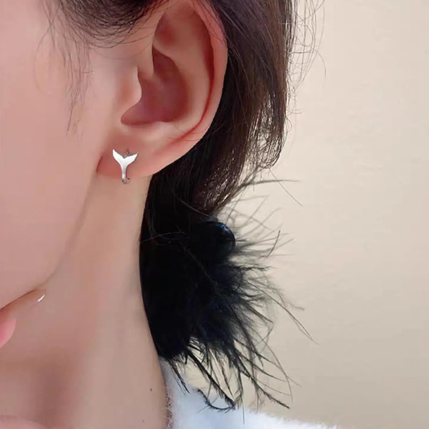 Women's fishtail design earrings in electroplated white gold or yellow gold colour on copper