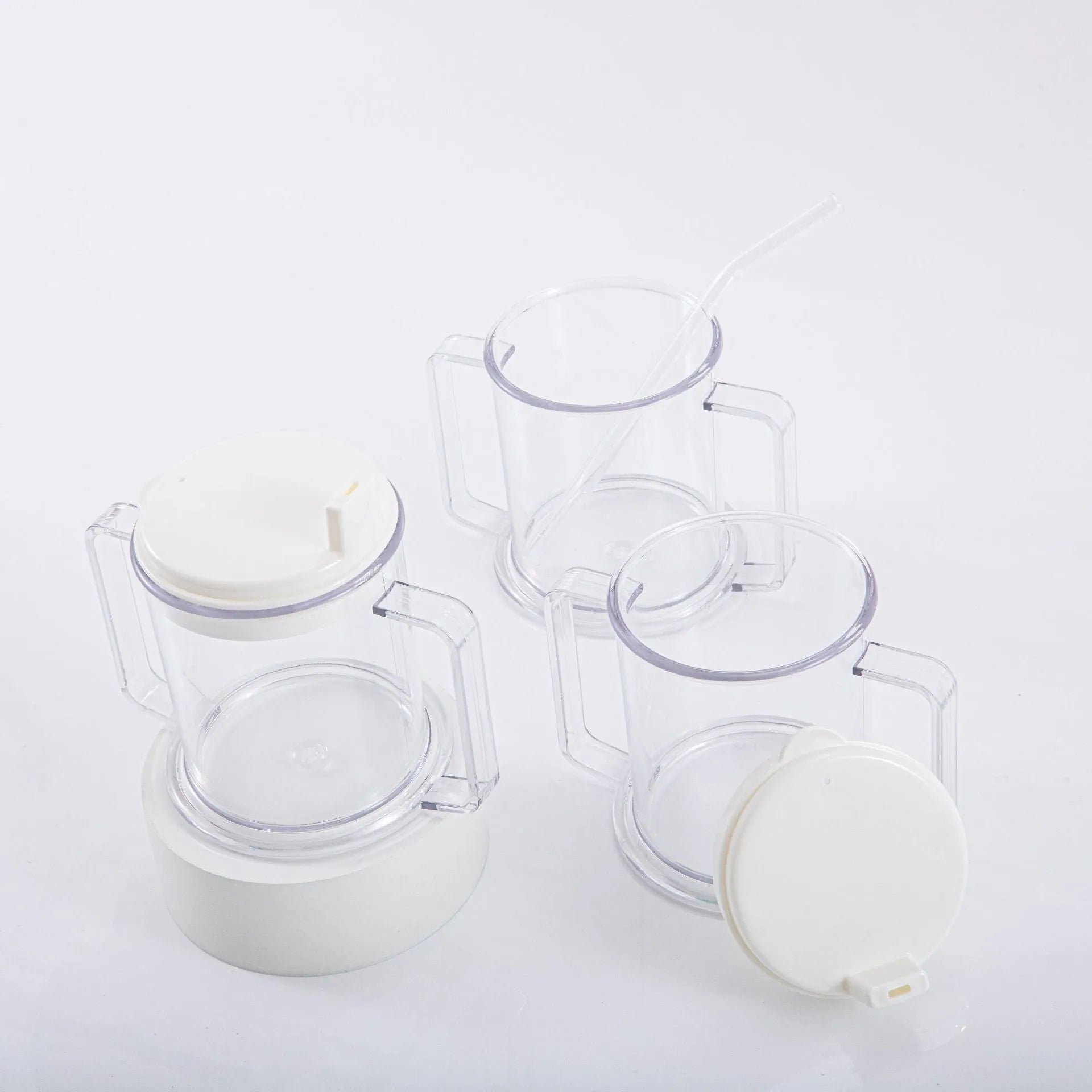 Transparent plastic drinking cup with spill-proof lid, 301-400ml capacity