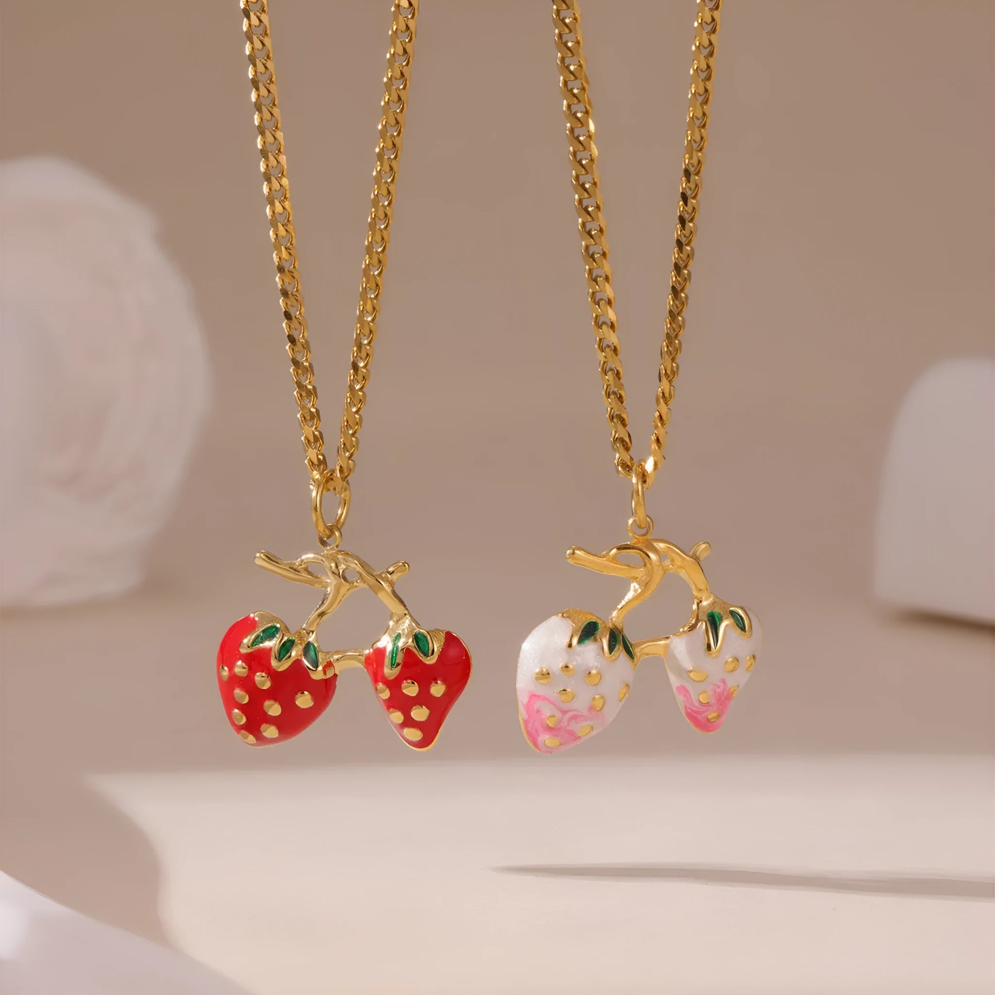 Strawberry-shaped pendant necklace in stainless steel with white or red colour options