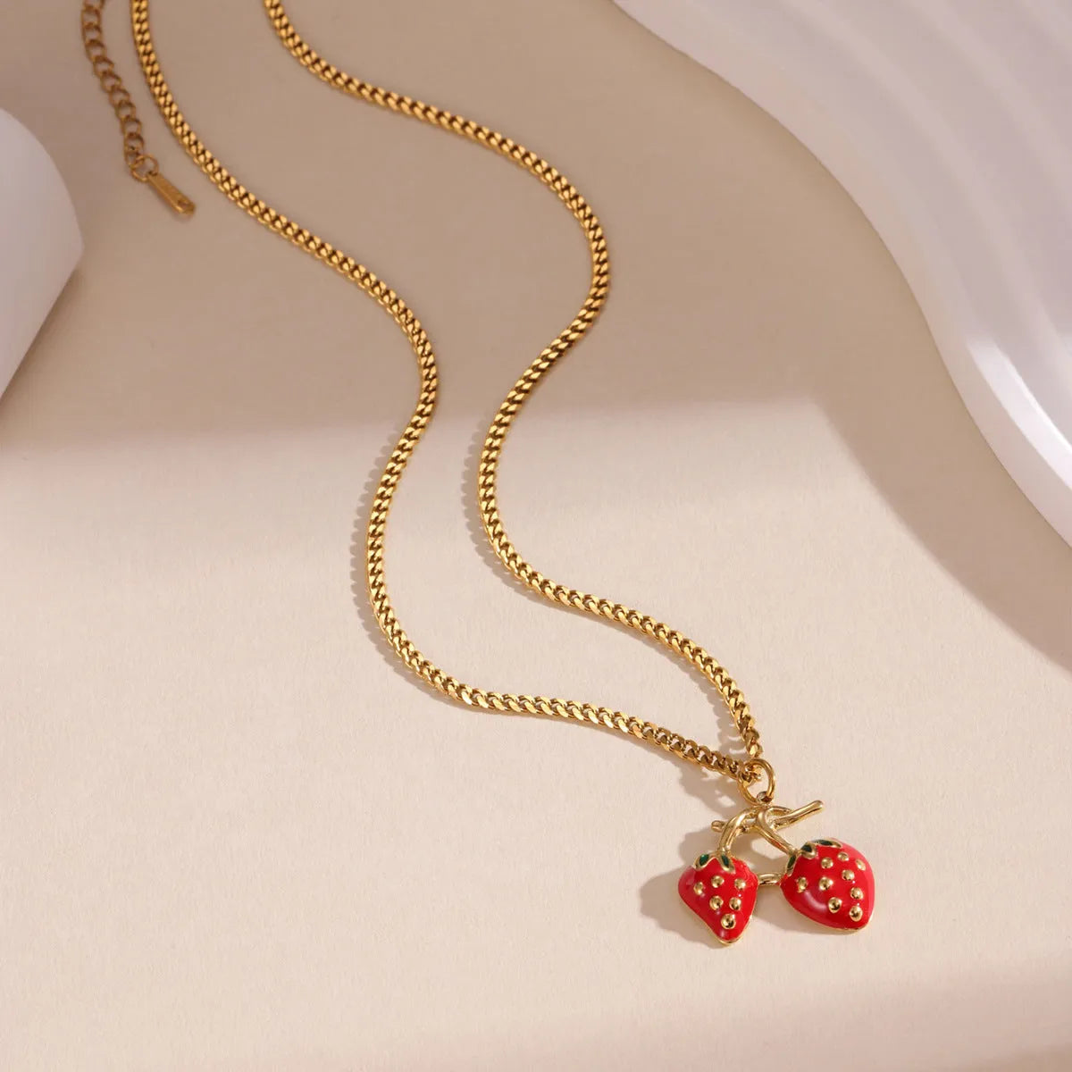 Strawberry-shaped pendant necklace in stainless steel with white or red colour options
