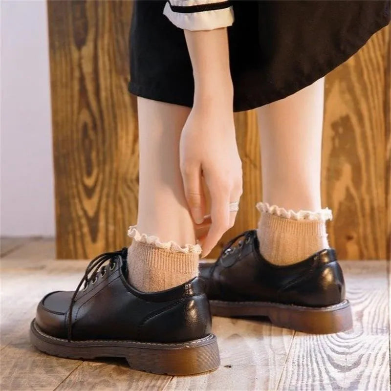 Women's preppy retro Mary Jane shoes in black with low square heel and round toe design