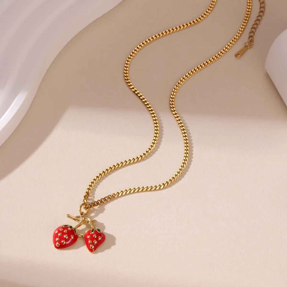Strawberry-shaped pendant necklace in stainless steel with white or red colour options