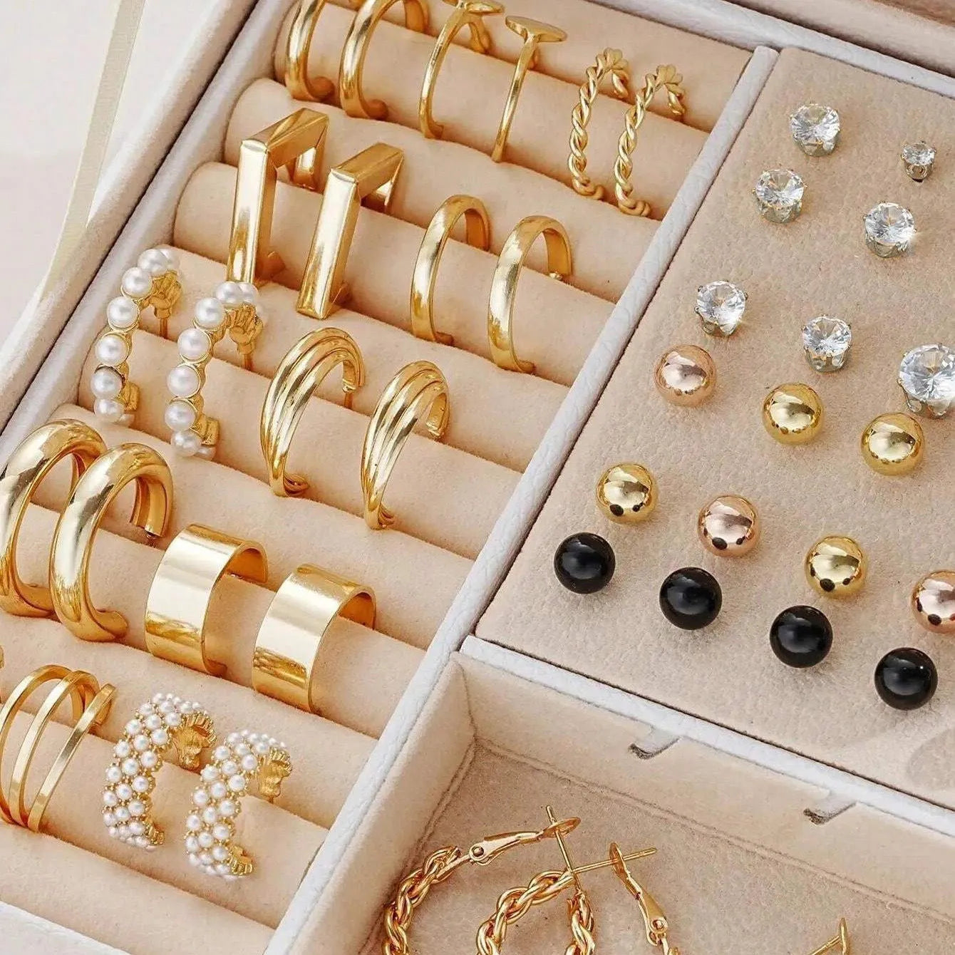 108 geometric alloy earrings in gold and yellow colours with round pearl-like elements