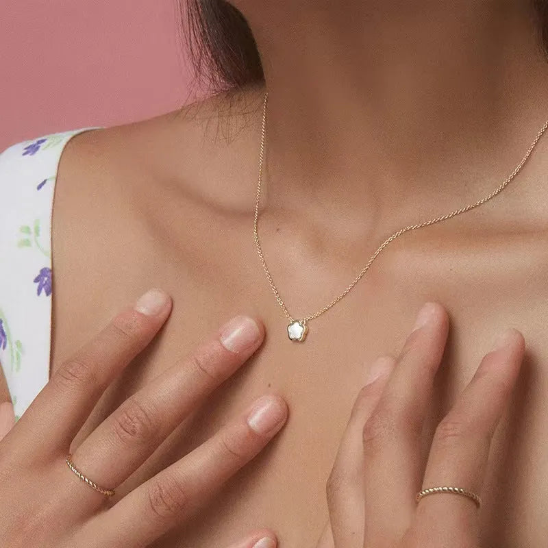 Mother Pearl shell flower necklace with O-chain in silver or gold finish