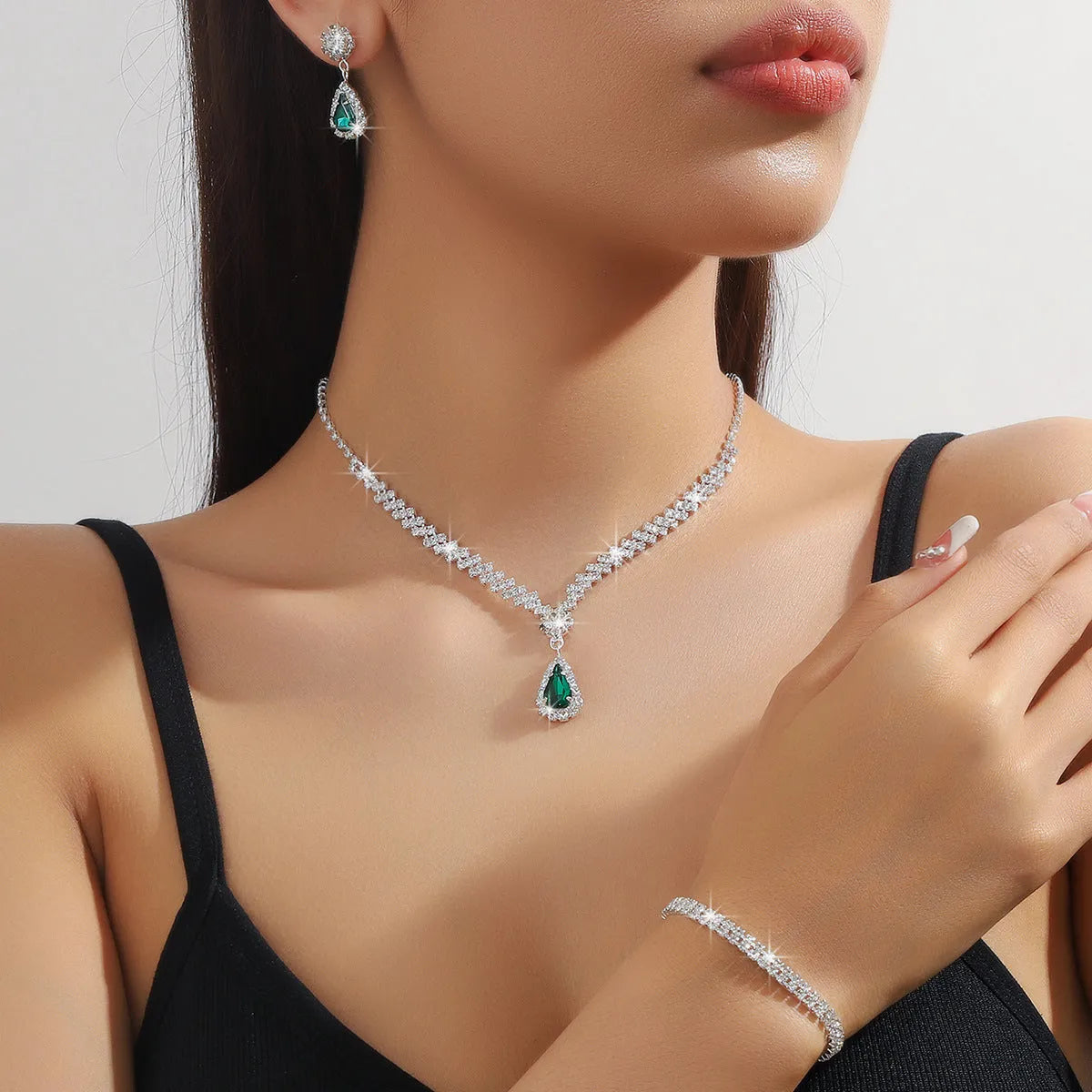 Claw chain rhinestone jewellery set with water drop pendant necklace and matching earrings