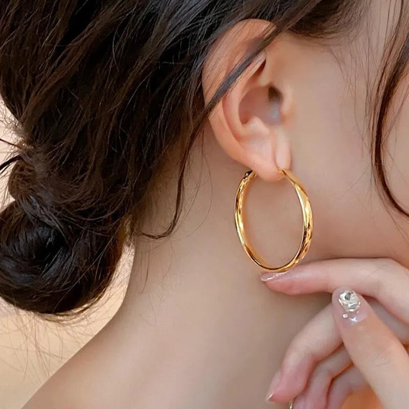 Metal circle hoop earrings in gold or silver colour with 40mm diameter