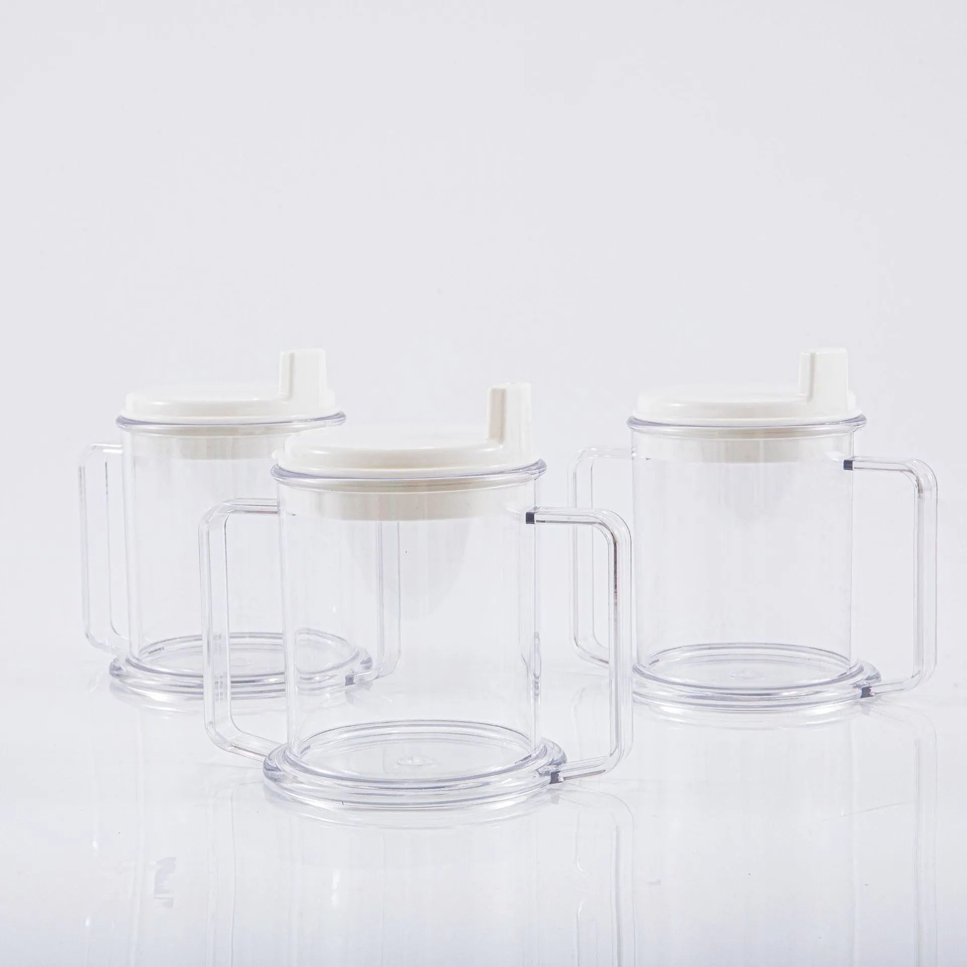 Transparent plastic drinking cup with spill-proof lid, 301-400ml capacity