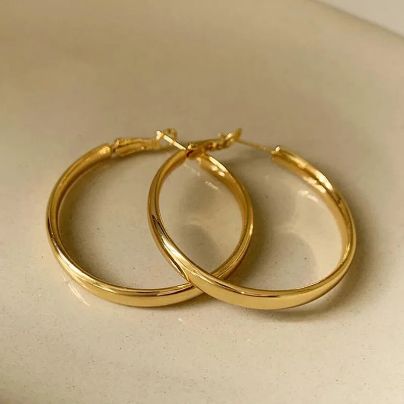 Metal circle hoop earrings in gold or silver colour with 40mm diameter