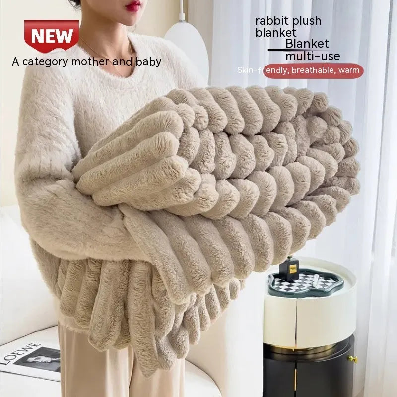 Solid colour double-sided thickening faux rabbit fur blanket in bubble velvet material.