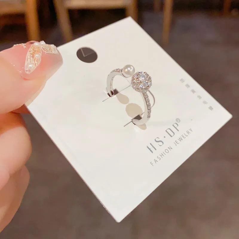 Open-end geometric pearl ring with round zircon elements and thick gold plating