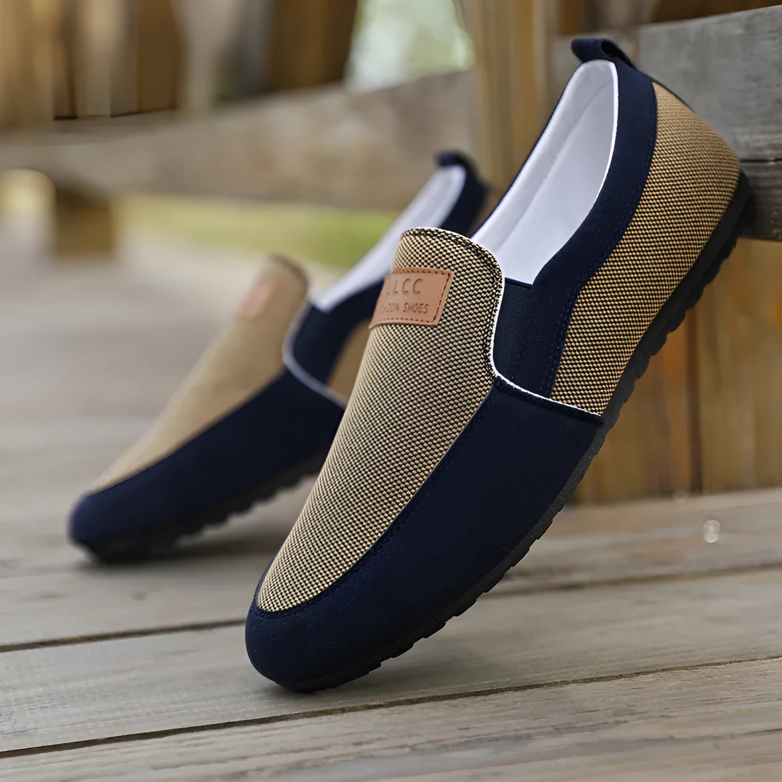 Men's solid-colour canvas board shoes with round toe and rubber sole in grey and khaki options.