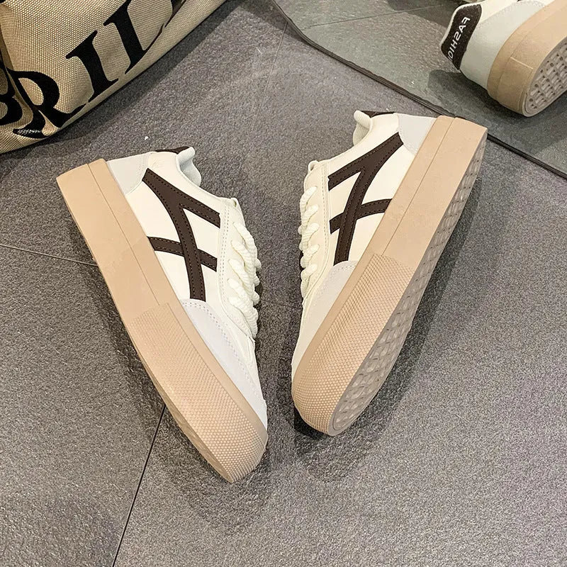 Men's brown low-top lace-up casual shoes with round toe and rubber sole