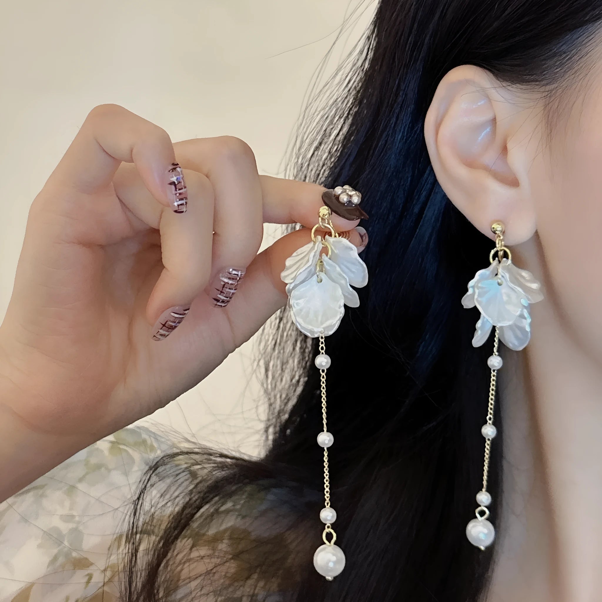 Women's acrylic shell pearl tassel earrings with 8.8cm drop length showing four ear clip style options