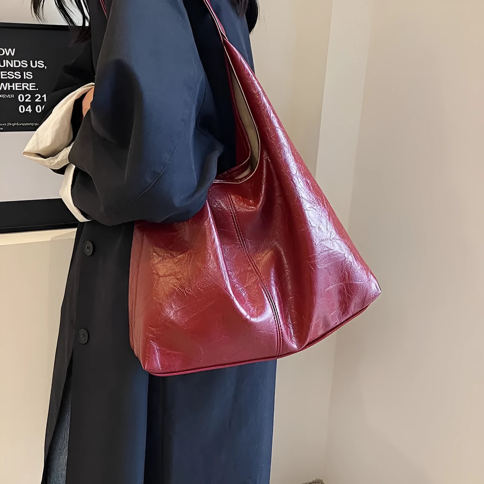 Soft leather shoulder bag in street style with sandwich pockets and sewing thread detailing