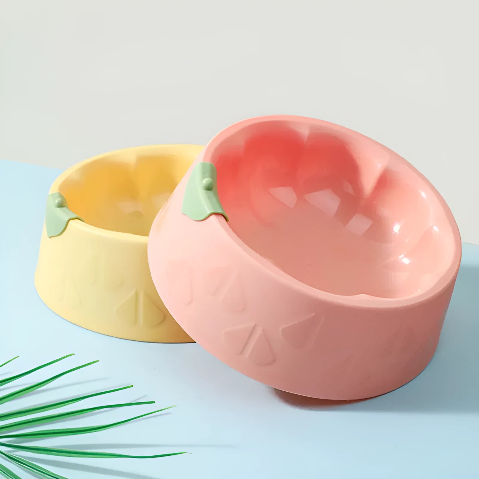 Double plastic pet bowl in flower shape with anti-tipping design for food and water
