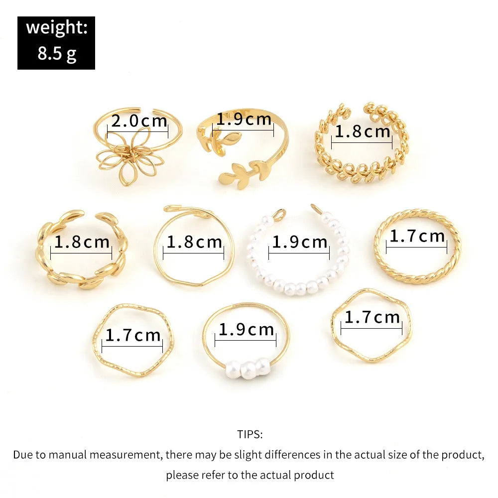 Openwork floral pattern ring set in glossy gold colour with alloy construction