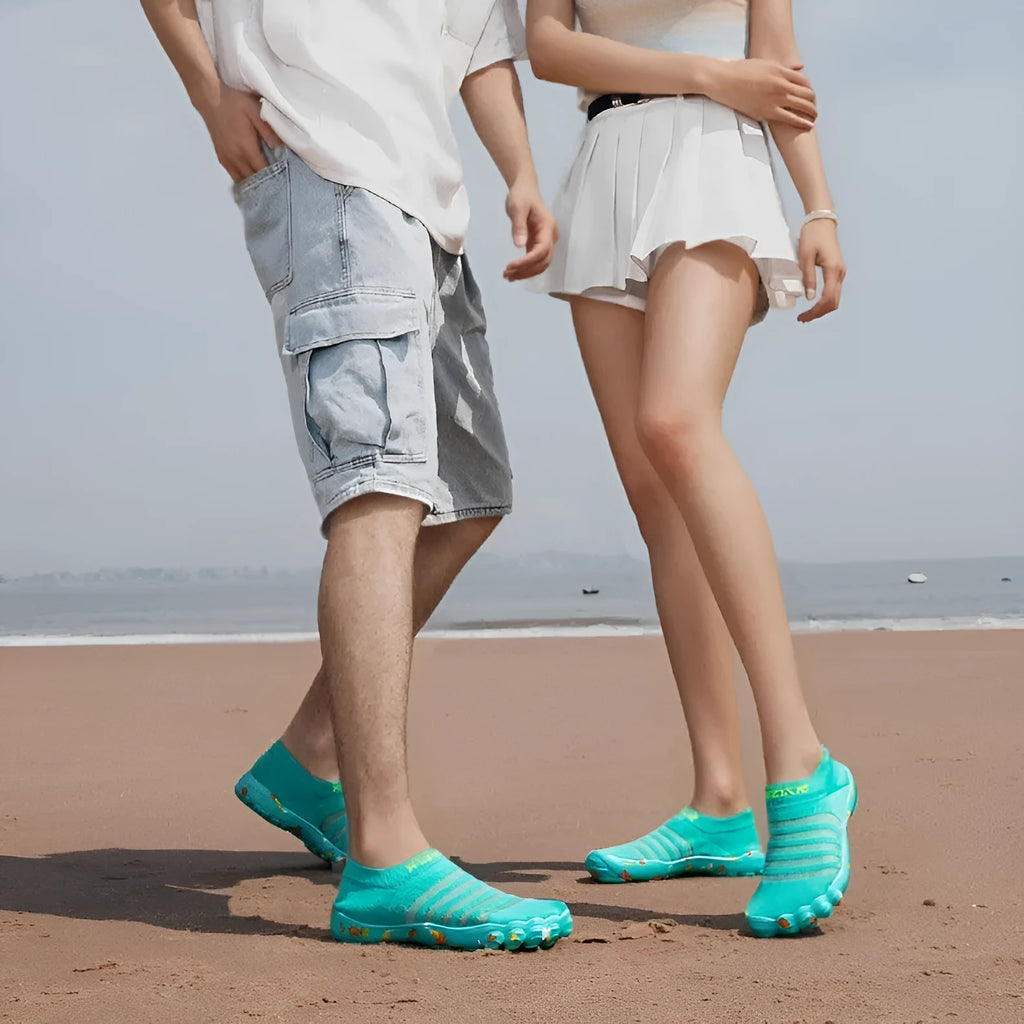Flyknit fishing line water shoes in camouflage colours with rubber sole and round toe.