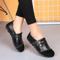 Women's low-top casual flat shoes with Velcro strap and round toe in cow split leather.