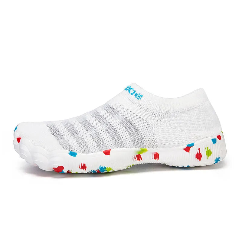 Flyknit fishing line water shoes in camouflage colours with rubber sole and round toe.