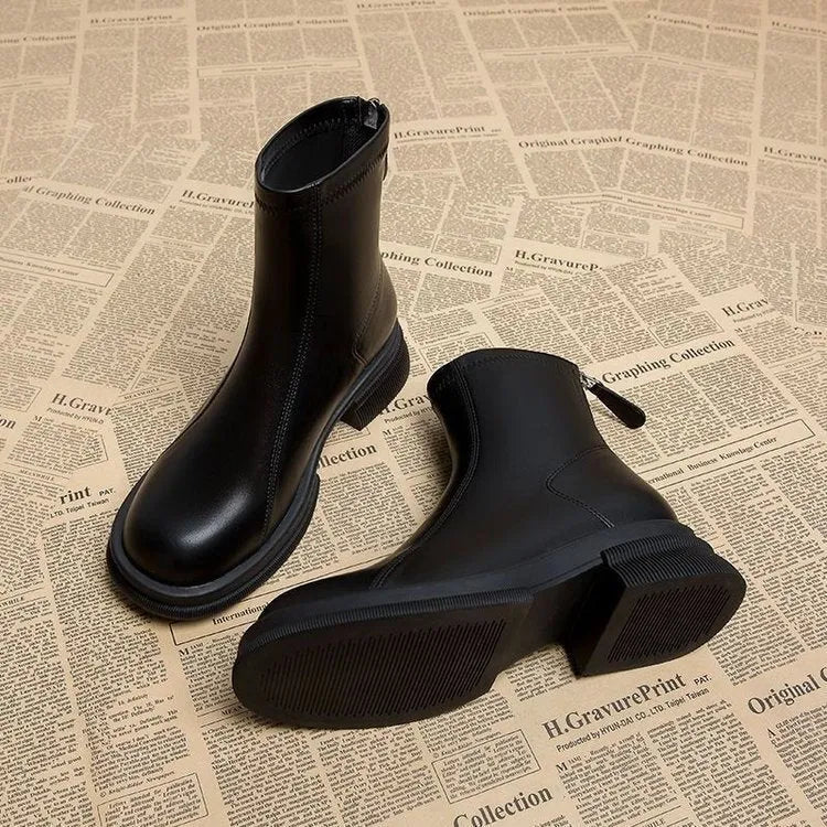 Women's black ankle boots with flat heel, round toe and back zip closure, artificial PU upper