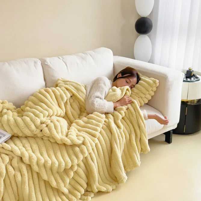 Solid colour double-sided thickening faux rabbit fur blanket in bubble velvet material.