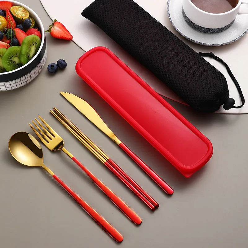 Four-piece stainless steel cutlery set with knife, fork, spoon and teaspoon in a mesh bag, gold and silver colour options