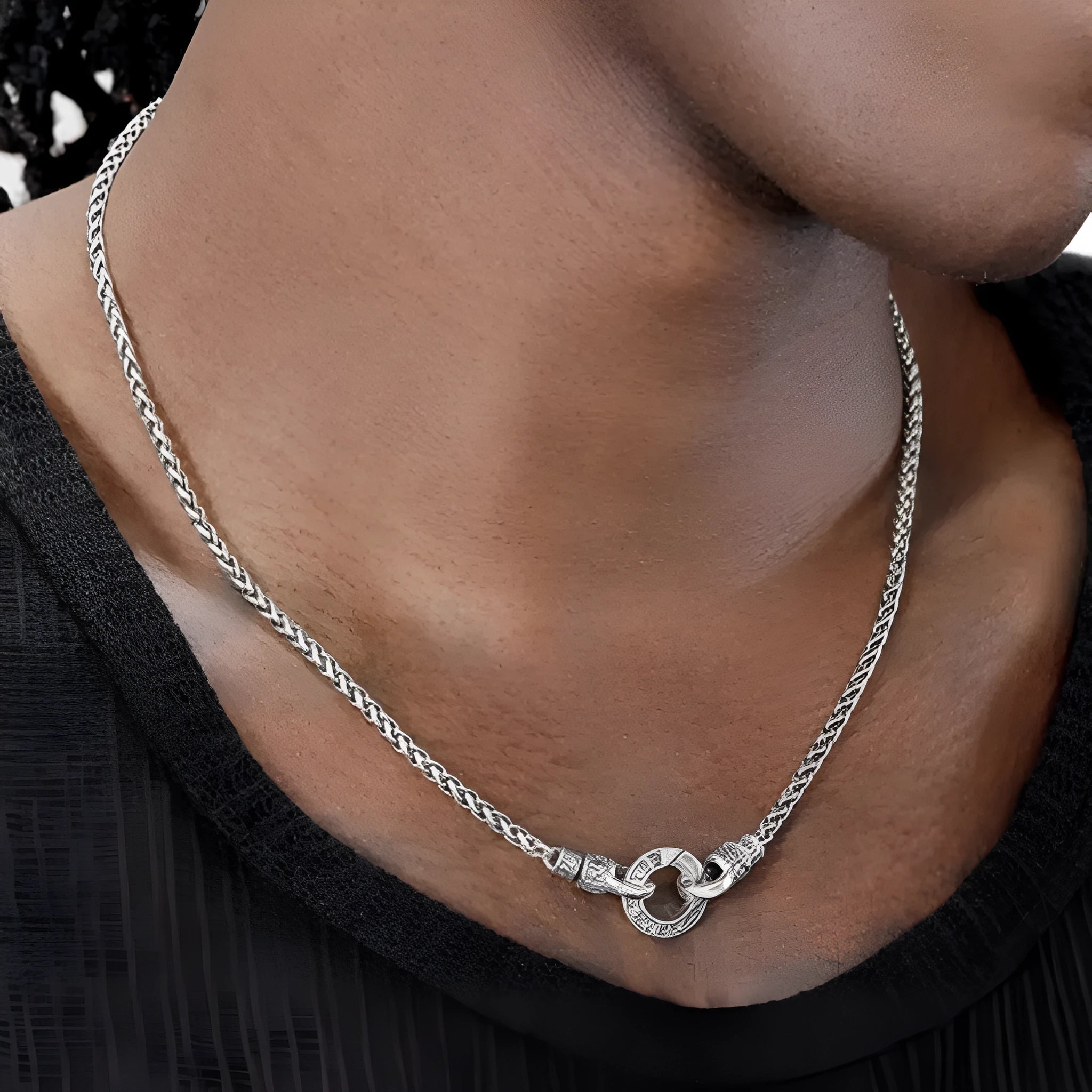 Silver S925 sterling silver clavicle necklace with a simple pendant on a fine chain.