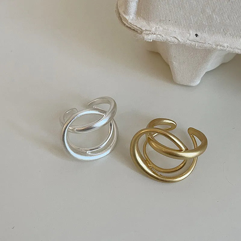 Three-dimensional interlaced matte metal open ring for women in gold or silver electroplated finish with geometric shape
