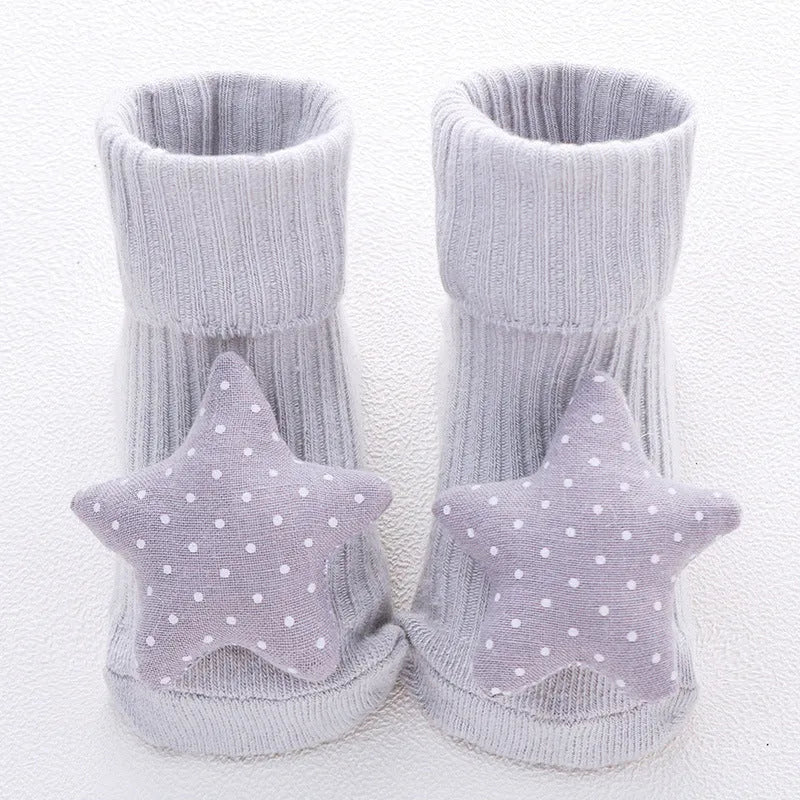Cotton baby floor socks in various designs including blue bow and lion, showing sizes for infants 0-3 months