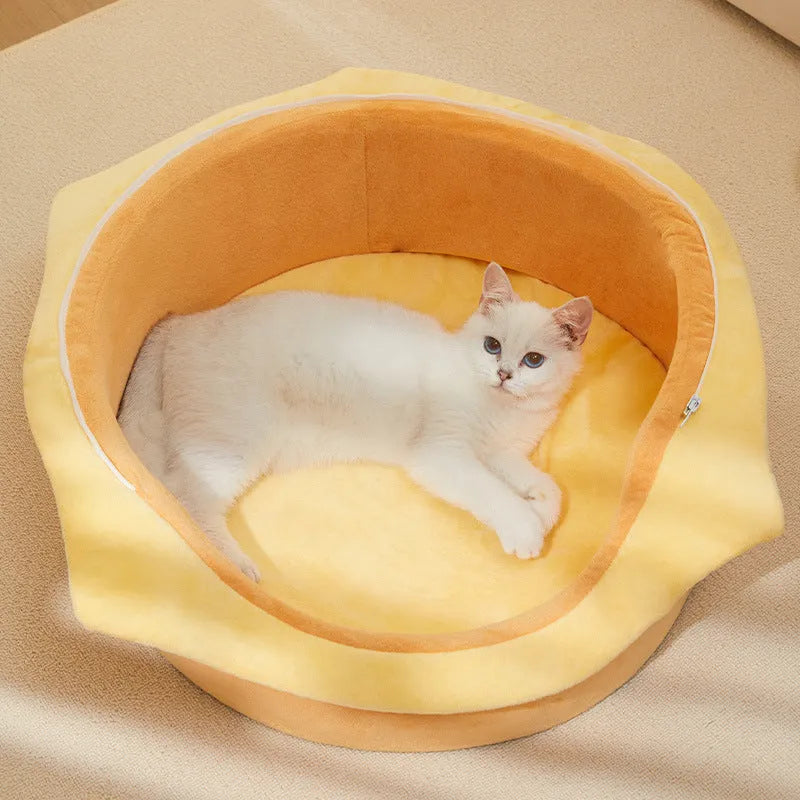 Medium disassemblable cat kennel with enclosed design for indoor winter use